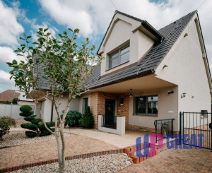 Na predaj exkluzívny 7-izbový rodinný dom s bazénom v meste Senica, ul. Rovenská.