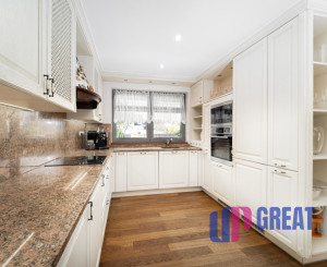 Na predaj exkluzívny 7-izbový rodinný dom s bazénom v meste Senica, ul. Rovenská.