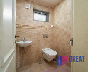 Na predaj exkluzívny 7-izbový rodinný dom s bazénom v meste Senica, ul. Rovenská.