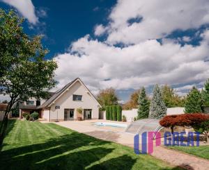 Na predaj exkluzívny 7-izbový rodinný dom s bazénom v meste Senica, ul. Rovenská.