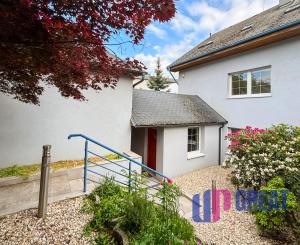 Predaj priestranného 4 izbového rodinného domu s bazénom na Kolibe