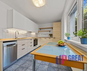 Predaj priestranného 4 izbového rodinného domu s bazénom na Kolibe