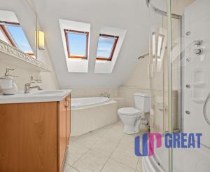 Predaj priestranného 4 izbového rodinného domu s bazénom na Kolibe