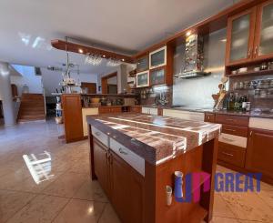 Na predaj 5-izbový rodinný dom s veľkorysou záhradou a bazénom v Podunajských Biskupiciach