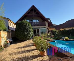 Na predaj 5-izbový rodinný dom s veľkorysou záhradou a bazénom v Podunajských Biskupiciach