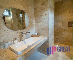 Luxusná 4-izbová vila z travertínu na predaj v Chaweng Noi, Koh Samui