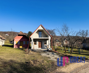 Na predaj rozostavaná poschodová vinohradnícka chatka v okrese Skalica – Radošovské vinohrady.