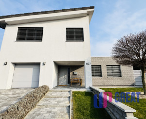 Moderný 5-izbový dom s bazénom a garážou.