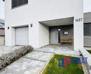 Moderný 5-izbový dom s bazénom a garážou.