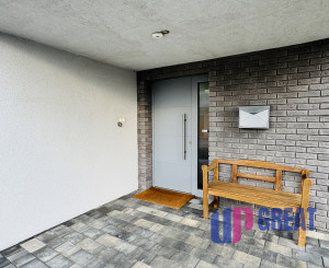 Moderný 5-izbový dom s bazénom a garážou.