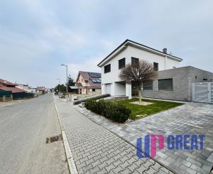 Moderný 5-izbový dom s bazénom a garážou.