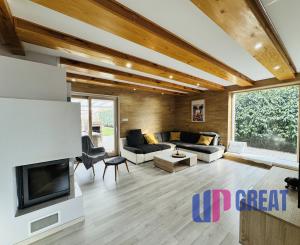 Moderný 5-izbový dom s bazénom a garážou.