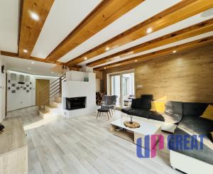 Moderný 5-izbový dom s bazénom a garážou.