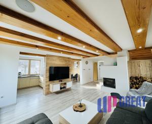 Moderný 5-izbový dom s bazénom a garážou.