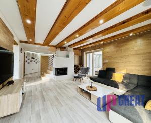 Moderný 5-izbový dom s bazénom a garážou.