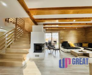 Moderný 5-izbový dom s bazénom a garážou.