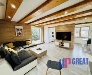 Moderný 5-izbový dom s bazénom a garážou.