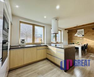 Moderný 5-izbový dom s bazénom a garážou.