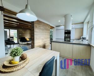 Moderný 5-izbový dom s bazénom a garážou.