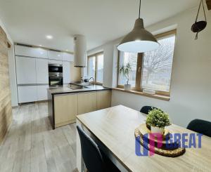 Moderný 5-izbový dom s bazénom a garážou.