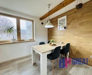 Moderný 5-izbový dom s bazénom a garážou.