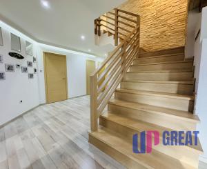 Moderný 5-izbový dom s bazénom a garážou.