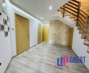 Moderný 5-izbový dom s bazénom a garážou.