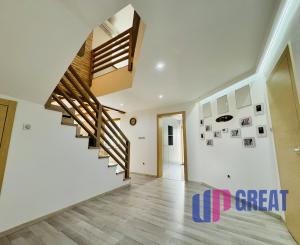 Moderný 5-izbový dom s bazénom a garážou.