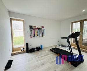 Moderný 5-izbový dom s bazénom a garážou.