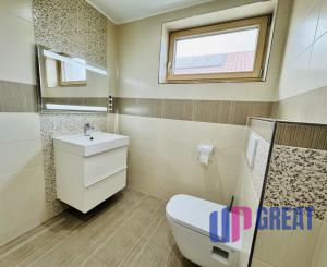 Moderný 5-izbový dom s bazénom a garážou.