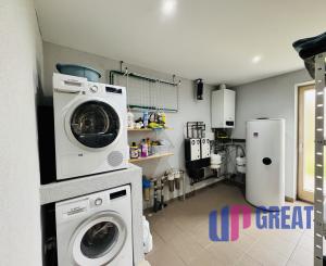 Moderný 5-izbový dom s bazénom a garážou.