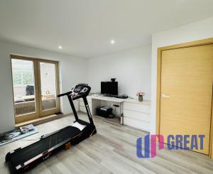 Moderný 5-izbový dom s bazénom a garážou.