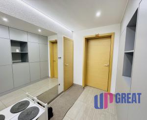 Moderný 5-izbový dom s bazénom a garážou.