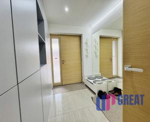 Moderný 5-izbový dom s bazénom a garážou.