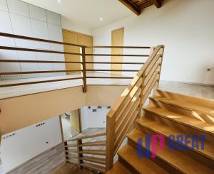 Moderný 5-izbový dom s bazénom a garážou.