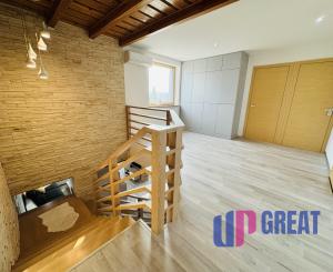 Moderný 5-izbový dom s bazénom a garážou.