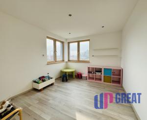 Moderný 5-izbový dom s bazénom a garážou.