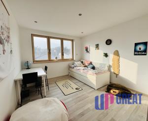 Moderný 5-izbový dom s bazénom a garážou.