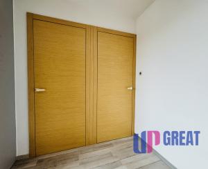 Moderný 5-izbový dom s bazénom a garážou.