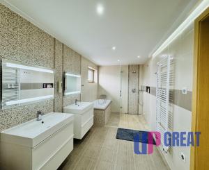 Moderný 5-izbový dom s bazénom a garážou.