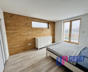 Moderný 5-izbový dom s bazénom a garážou.