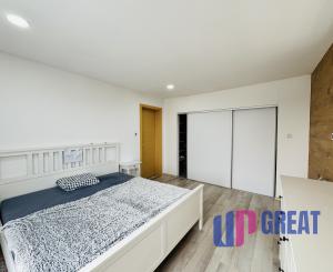 Moderný 5-izbový dom s bazénom a garážou.