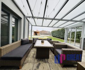 Moderný 5-izbový dom s bazénom a garážou.