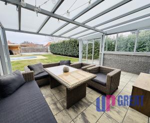 Moderný 5-izbový dom s bazénom a garážou.