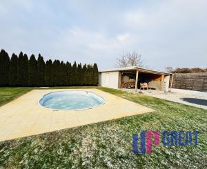 Moderný 5-izbový dom s bazénom a garážou.