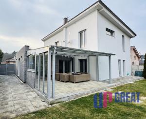 Moderný 5-izbový dom s bazénom a garážou.