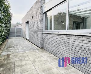 Moderný 5-izbový dom s bazénom a garážou.