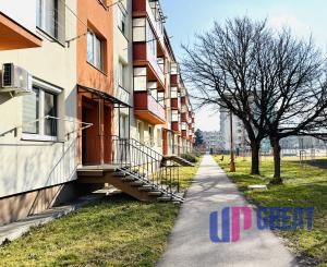 Priestranný 3-izbový byt 84 m² s balkónom – Skalica, Dr. Clementisa.
