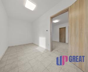 NA PREDAJ – 2-IZB. DOMČEK Rohovce, 25 min od BA