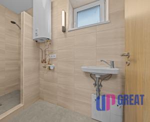 NA PREDAJ – 2-IZB. DOMČEK Rohovce, 25 min od BA